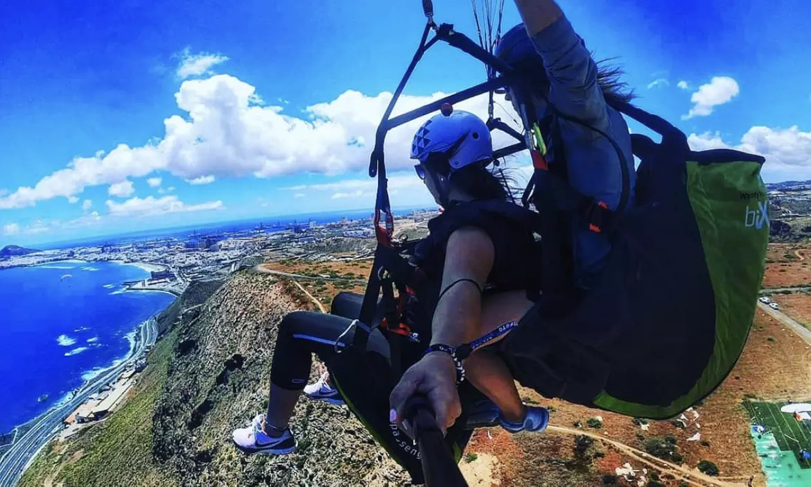 Saca tu aventurero interior: vuelo de iniciación al parapente con foto
