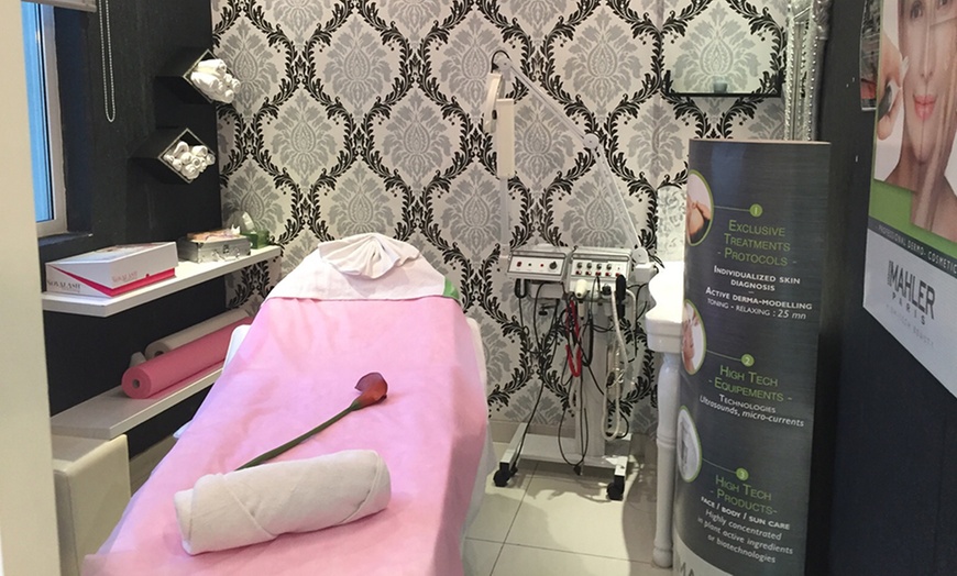 Image 6: Classic or Volume Eyelash Extensions with Optional Eyebrows Threading