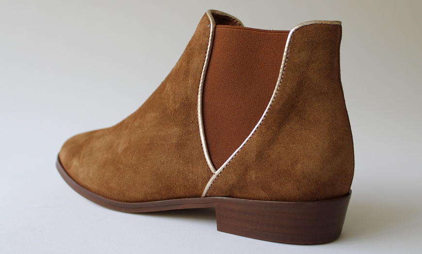 Image 13: Women's Flat Leather Boots