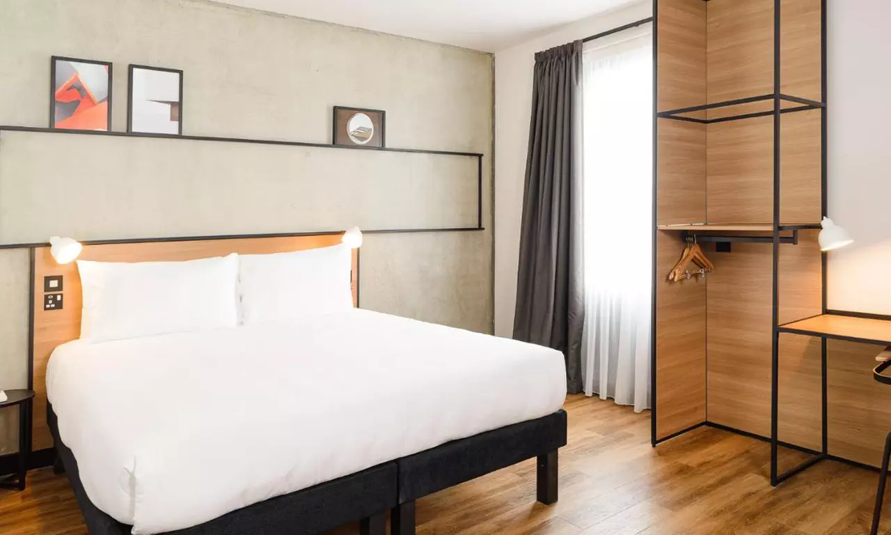 Somerset: Standard Double Room with En Suite and Breakfast