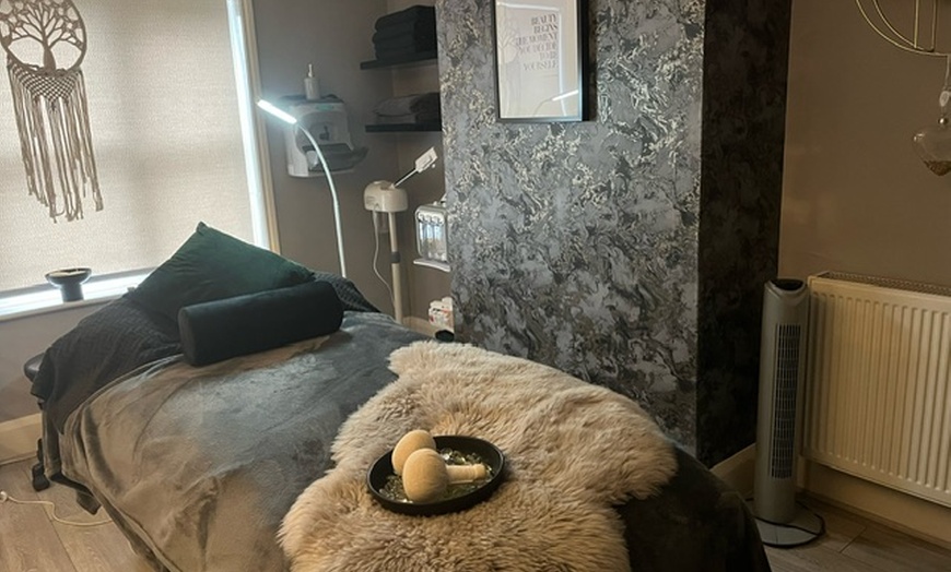 Image 1: Indulge in the Ultimate Relaxation: Lava Shell and Full Body Massage