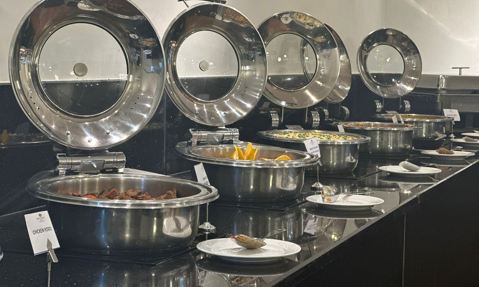 Lunch or Dinner Buffet with Beverages:Child (AED 35), Adult (AED 109)