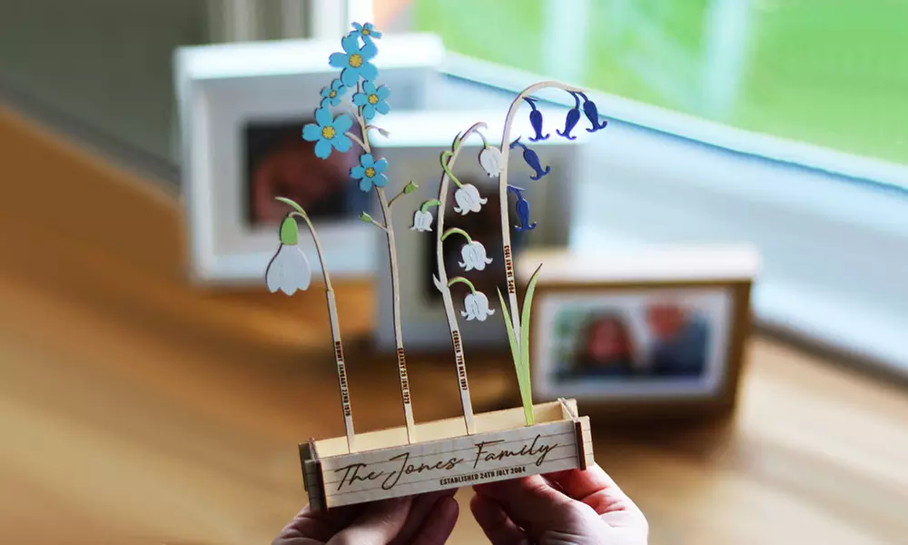 Holzkiste mit Geburtsblumen und Namen