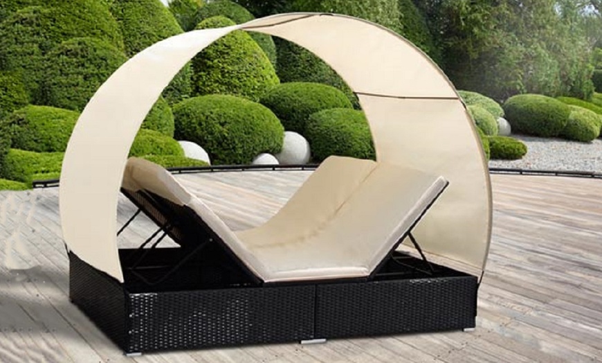 Image 19: Tuinbed met zonnescherm