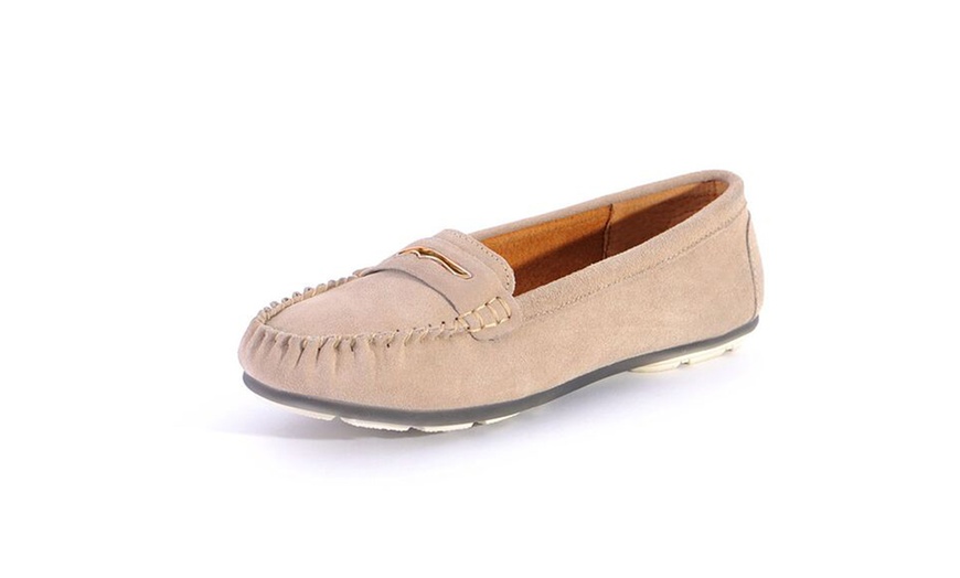 Image 6: Classic suède moccasins voor dames