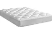 Surmatelas Luxe 100% microfibre, offrant une aération et un confort maximum, et optimisant le soutien du matelas. Sampur - Second Medium