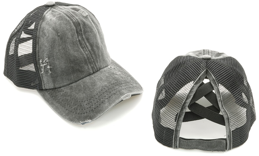 Image 4: Gorra con abertura para diferentes peinados