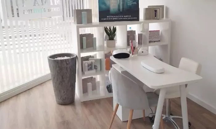 Moren@ todo el año: 5 o 10 sesiones de 10 minutos de rayos UVA en cabina vertical para 1 (ahorra hasta un 59%) - Primary Image