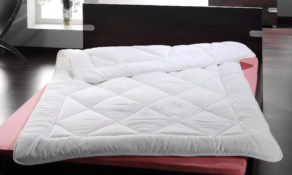 1x oder 2x Wolkenschloss Bettdecke aus Mikrofaser mit Randrolle in der Größe nach Wahl - Primary Image