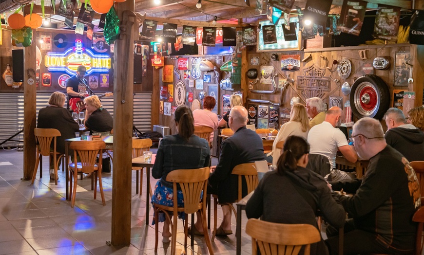 Image 3: ¡Viva el rock 'n' roll! Menú de hamburguesas con lanzamiento de hachas