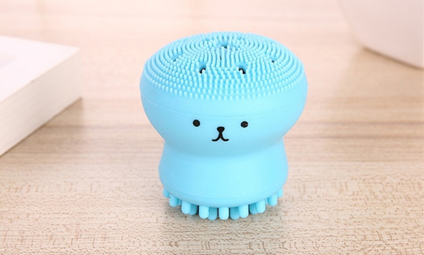 Image 14: Small Octopus Facial Cleaning Brush