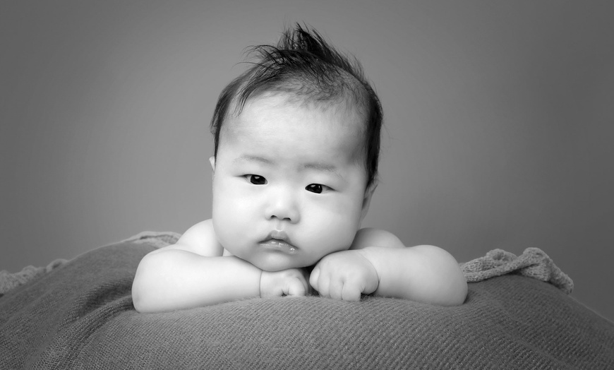 Image 8: Newborn Photoshoot With Print