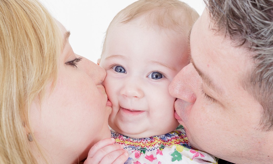 Image 2: Family Photoshoot With Prints