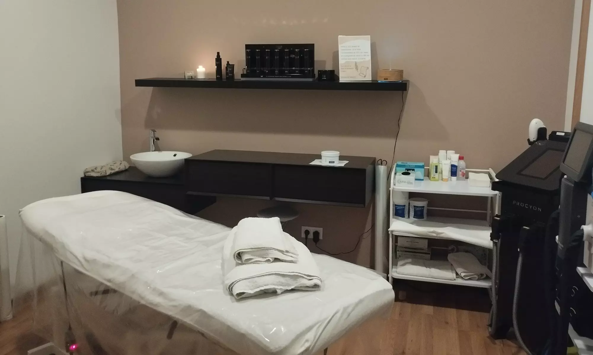 Higiene facial con opción a depilación o ritual de contorno de ojos