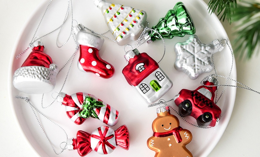 Image 6: Décorations de Noël en verre peint aux coloris vifs