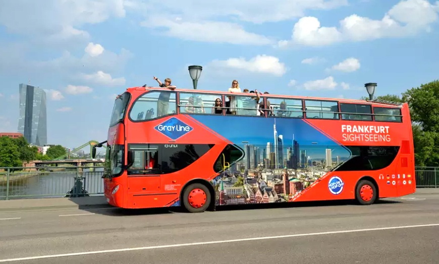 Image 2: Tages-Ticket: Hop-on-Hop-off-Stadtrundfahrt in Frankfurt für 2-4 Pers.