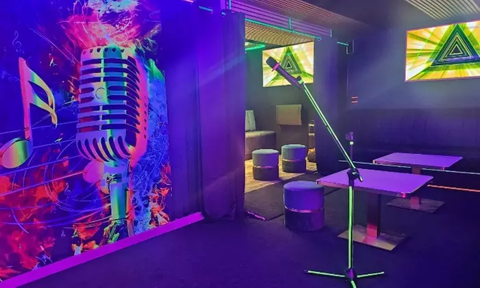 Samen beleef je het beste: Black Light minigolf + privé karaokeroom