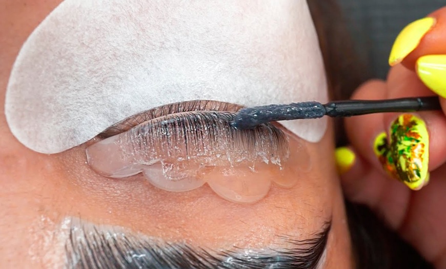 Image 2: Lifting y tinte de pestañas con diseño de cejas en Pirela Estetic