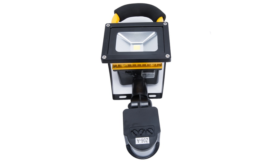 Image 2: Solar-Powered LED Work Light