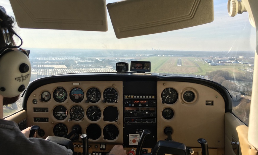 Image 7: 20 min de vol d'initiation au pilotage d'un avion léger Fly Academy