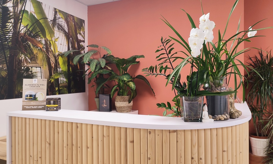 Image 10: Higiene facial con microdermoabrasión y Kobido o lifting facial