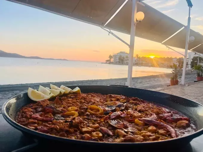 Menu de caldero con entrantes, principales, postres y bebidas