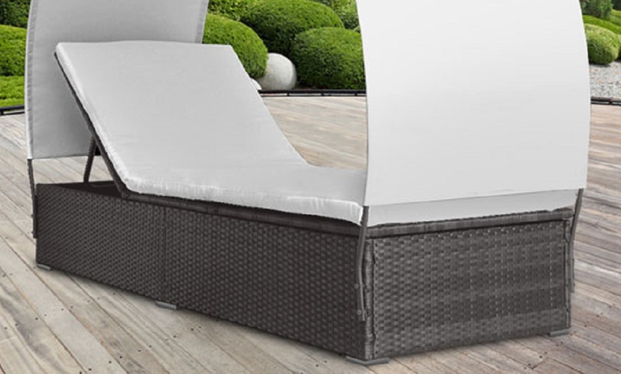 Image 3: Tuinbed met zonnescherm