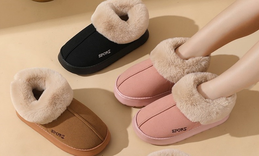 Image 4: Padded furry non-slip shoes