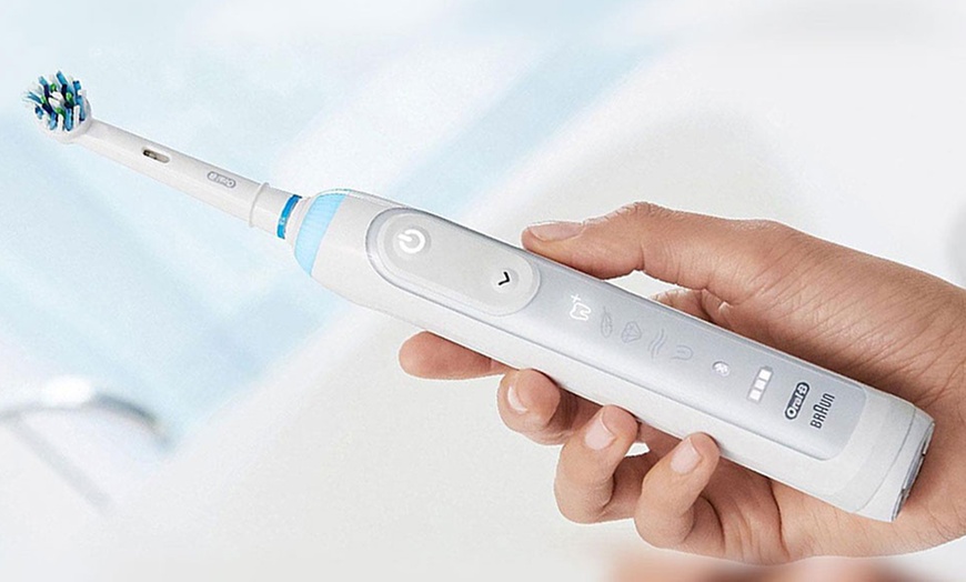 Image 11: Oral-B Genius 9000 Electric Toothbrush