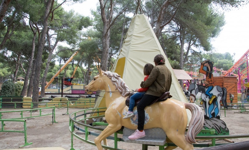 Image 13: Entrée au Magic Park Land en famille