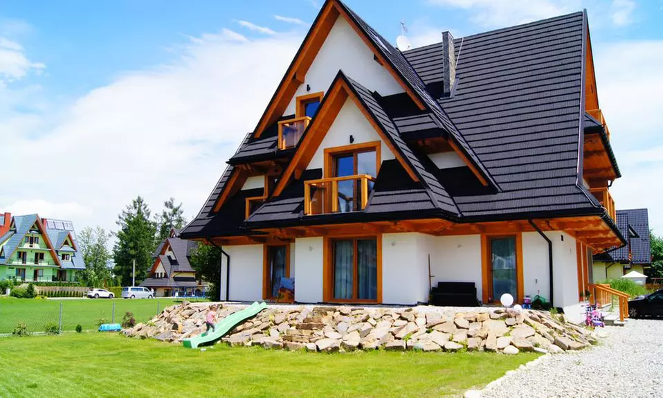 Białka Tatrzańska: 1-5 nocy dla 2 osób ze śniadaniami i opcją wejścia do term w Skalnej Chacie - Primary Image