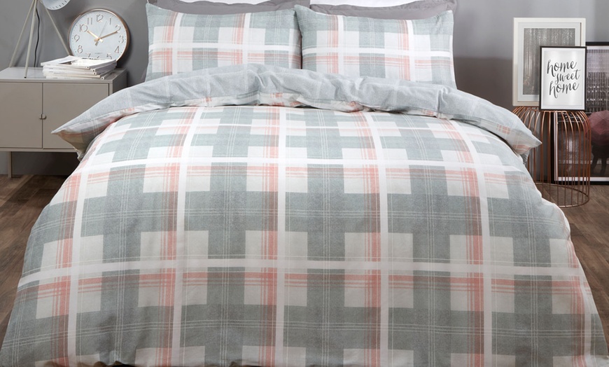 Image 6: Reversible Check Duvet Set