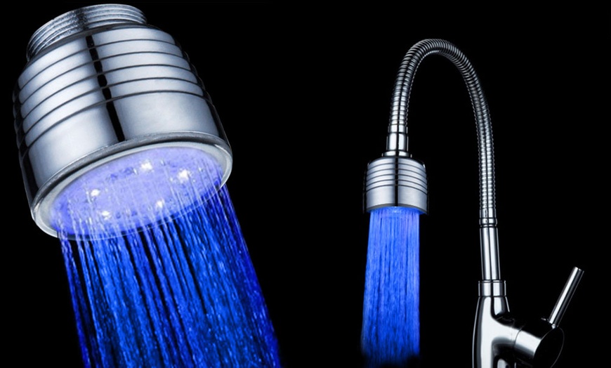 Image 3: Colour-Changing LED Tap Light