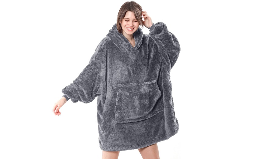 Image 8: Oversized Hoodie Blanket