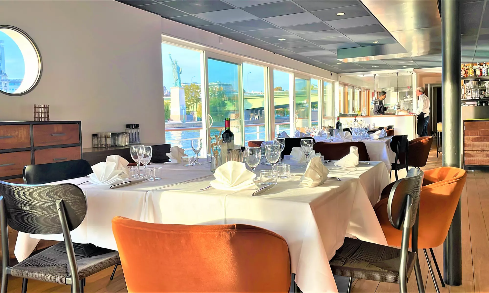 Repas au Quai Liberté : cuisine française authentique sur la Seine