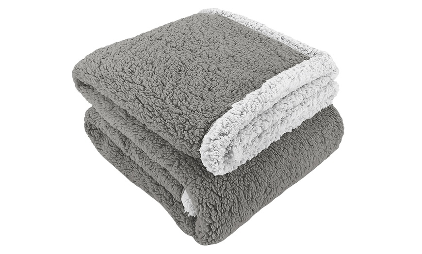 Image 2: Manta cálida con tacto de borreguito y microfibra suave