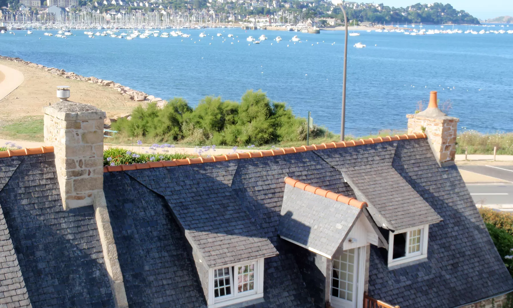 Perros-Guirec 1 ou 2 nuits avec offres évasion romantique, bien-être ou gourmande et champagne - Primary Image