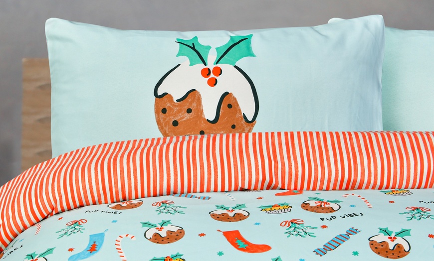 Image 4: Reversible Festive Christmas Puddings Themed Duvet Set 