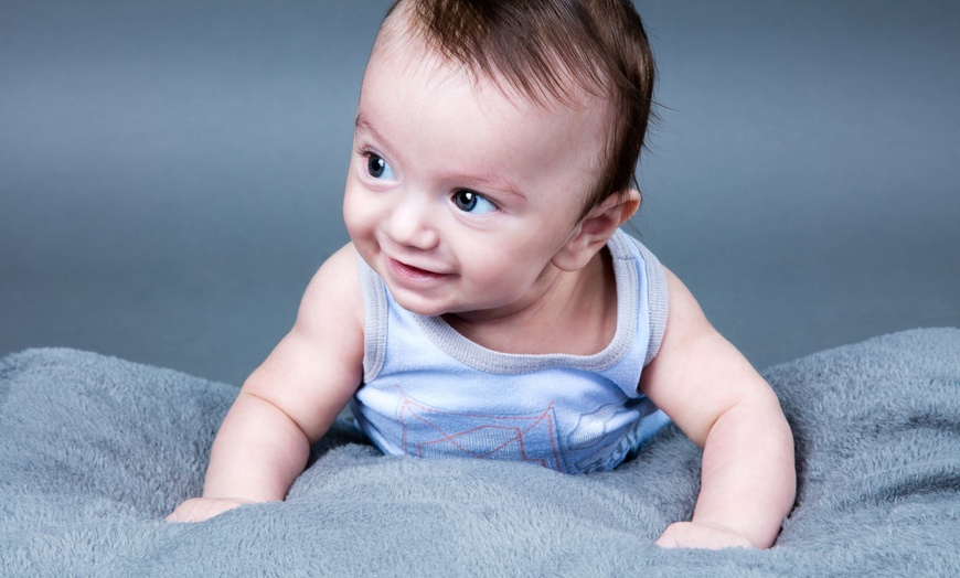 Image 8: Capturez la joie avec un shooting bébé et des photos numériques