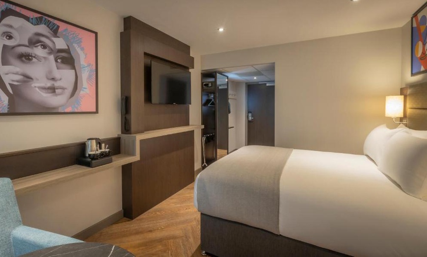 Image 12: London: 4* Deluxe Double or Executive King Room Stay with Breakfast