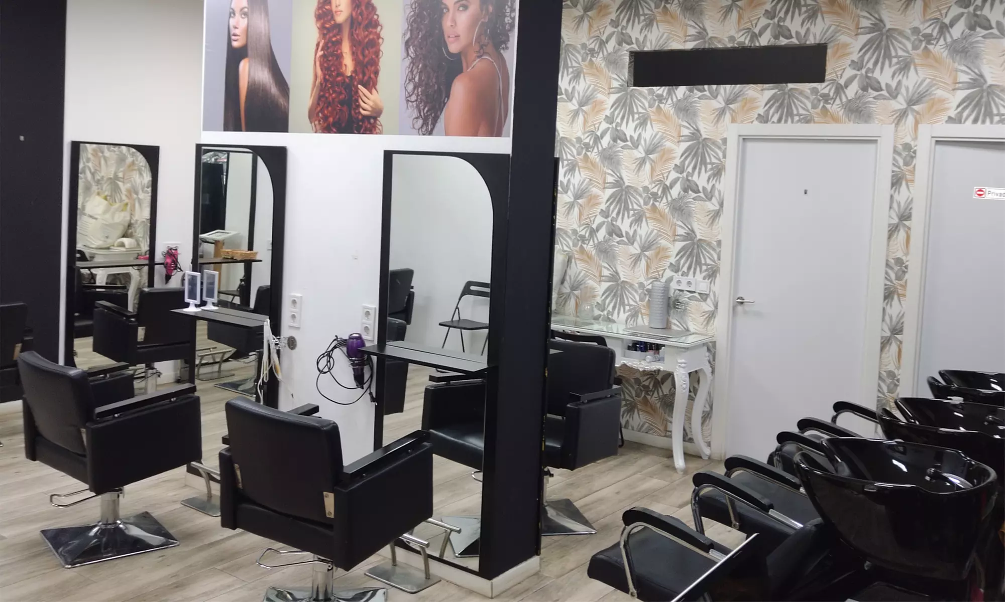 Sesión de peluquería con corte, tratamiento y tinte en Virginia Arias