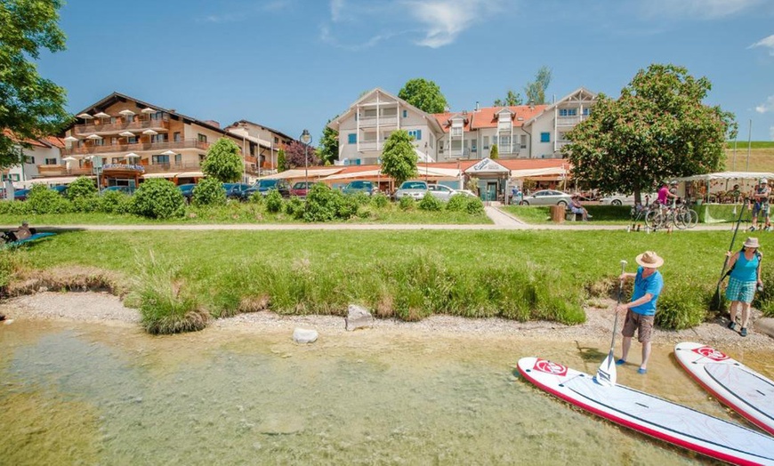 Image 10: Füssen/Hopfen am See: Comfort-Doppelzimmer mit Frühstück & Dinner