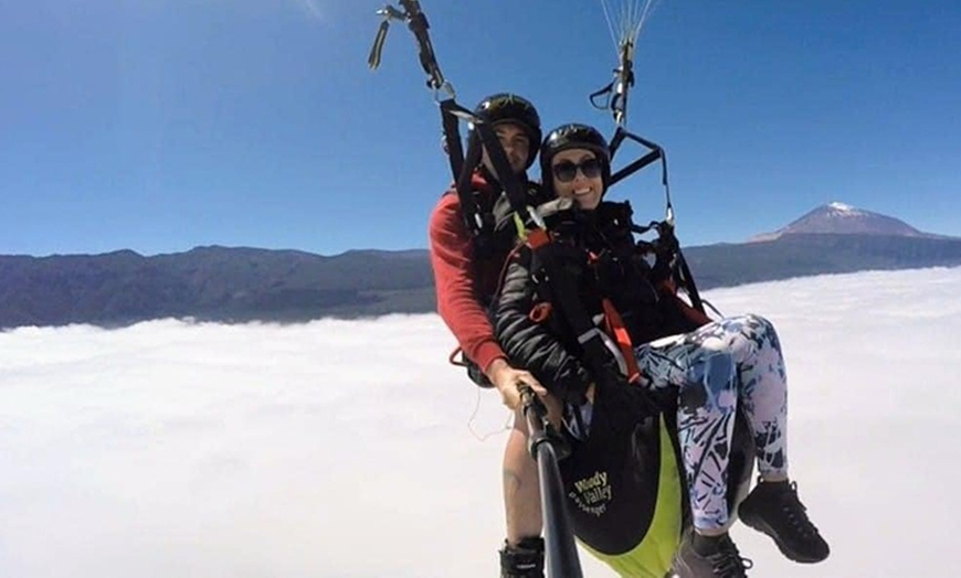 Image 2: Disfruta de un vuelo en parapente desde tres ubicaciones a elegir con foto con hasta 37% de descuento