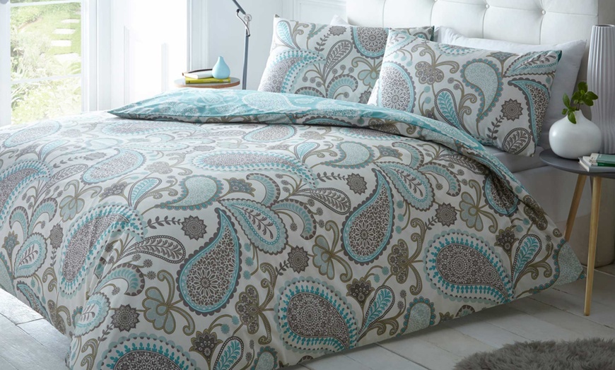 Image 2: Reversible Paisley Duvet Set