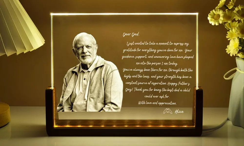 Personalisiertes LED-Kristall-Nachtlicht auf Holzsockel