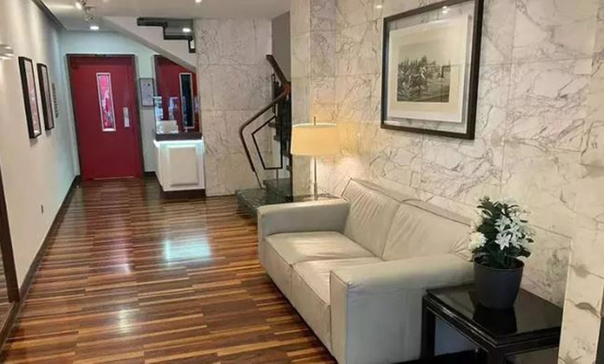 Image 6: 1 o 3 sesiones de estimulación electromagnética facial efecto lifting