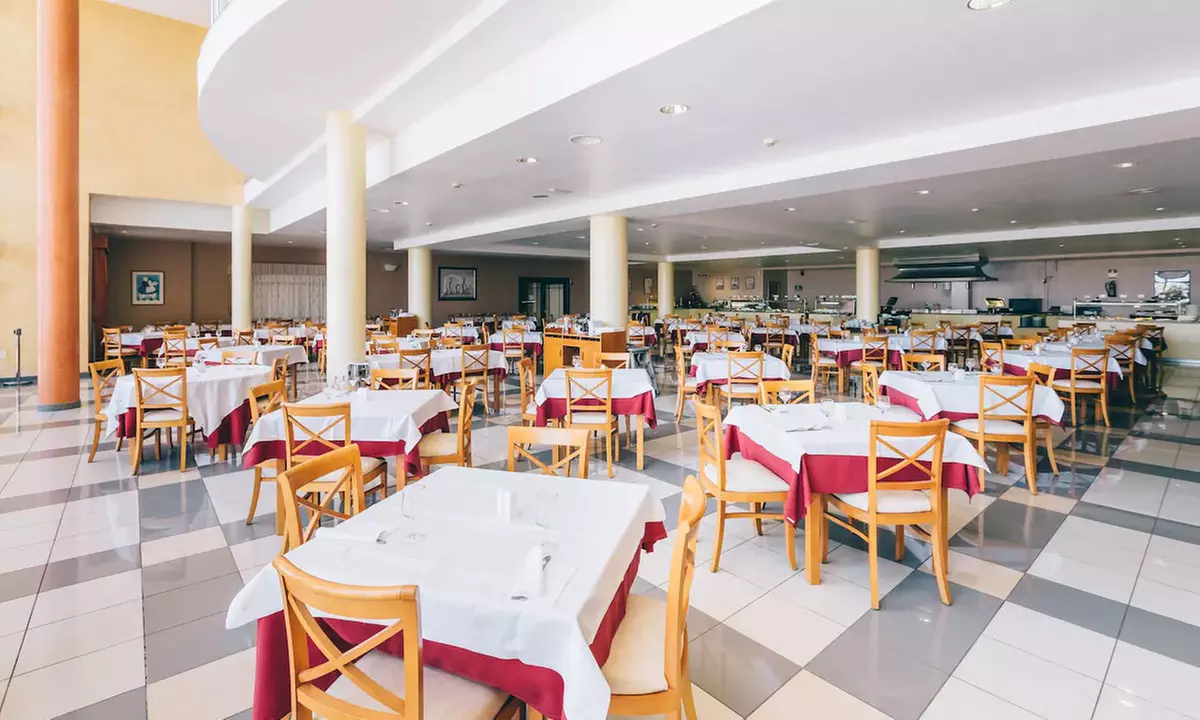 Cena para 2 o 4 personas con bebida ilimitada y cóctel en hotel 5*