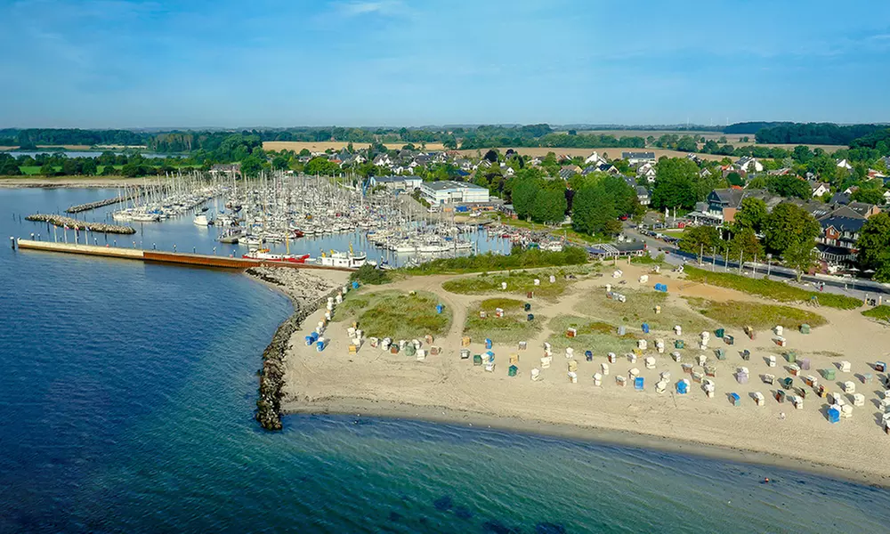 Ostsee: 3 bis 8 Tage für Zwei mit Frühstück, 1x Abendessen, Glas Prosecco und Sauna im 4* Hotel Strandhotel Strande - Primary Image