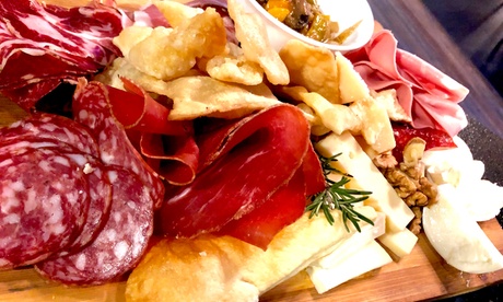 Menu con dolce e calice di vino