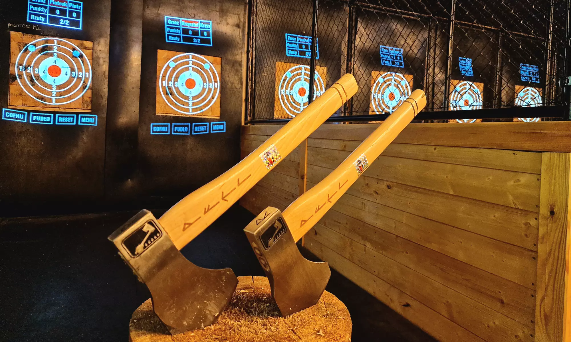 Rzucanie siekierami: niezapomniane emocje i ćwiczenie celności dla nawet 8 osób w Warrior Academy (do -39%) - Primary Image